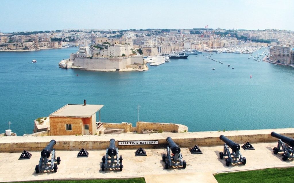 Panorama Grand Harbour z rzędem armat na pierwszym planie