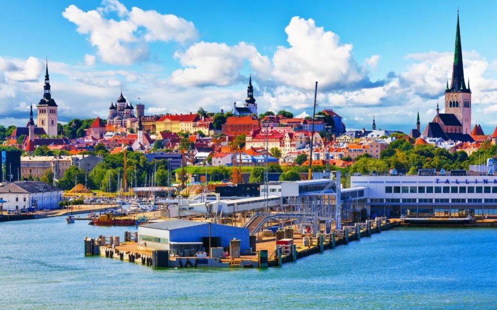 Panorama Tallina w Estonii widziana od strony portu z wieżami Starego Miasta
