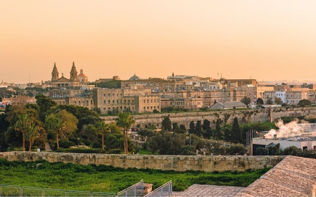Panorama Valletty widoczna z ogrodów Hastings Gardens