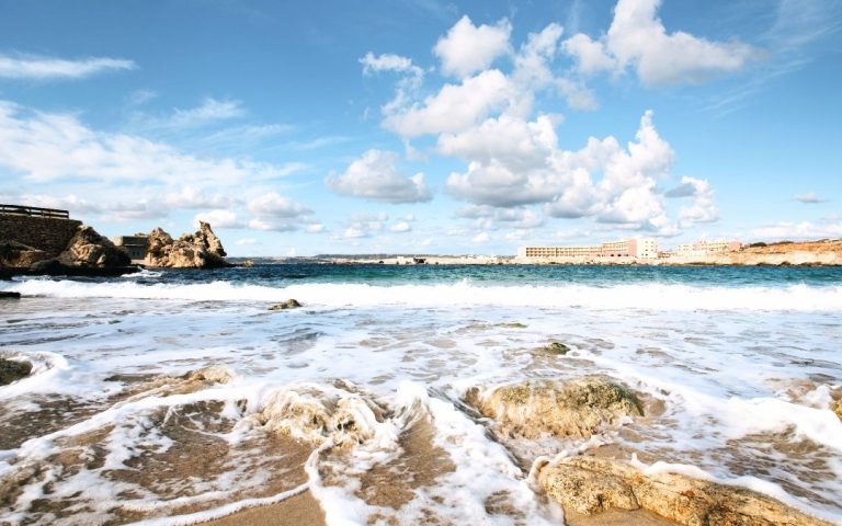 Najpiękniejsze plaże na Malcie – przewodnik po najlepszych miejscach do relaksu