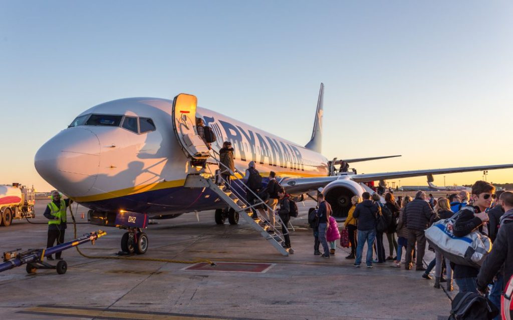 Pasażerowie wchodzący do samolotu Ryanair po schodach na lotnisku