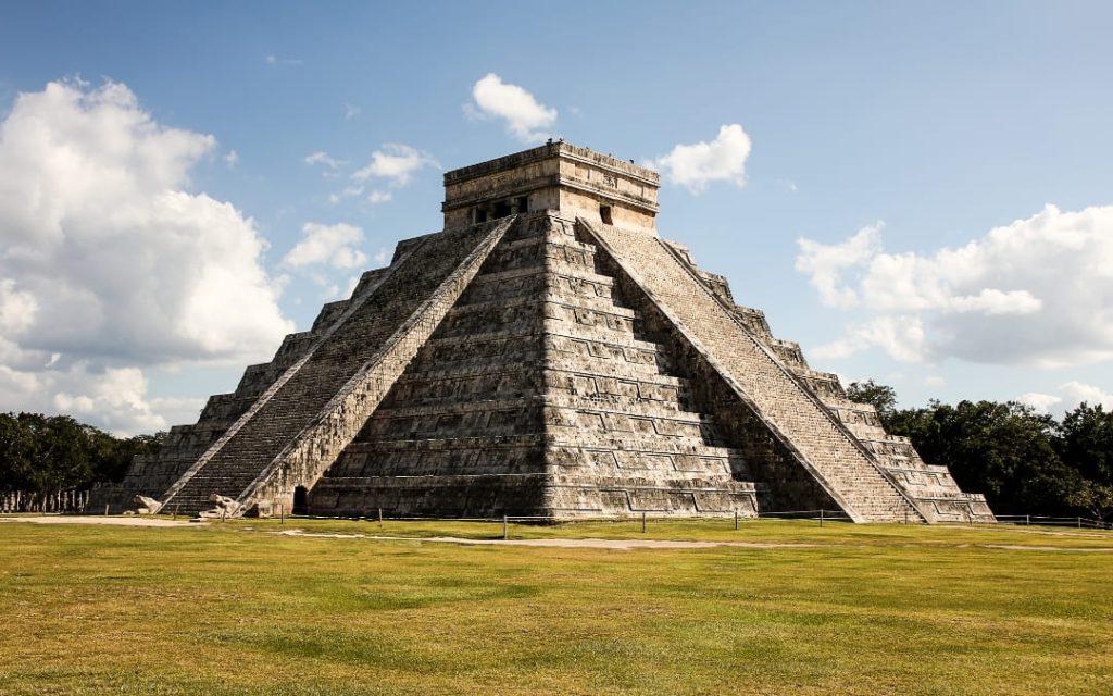 Piramida Kukulkana w Chichén Itzá widziana od frontu w słoneczny dzień