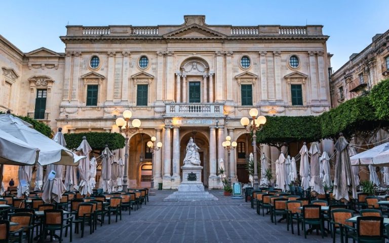 Plac przed Biblioteką Publiczną w Valletcie