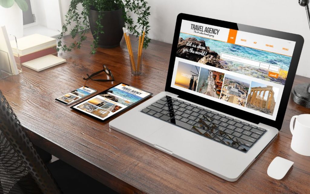Planowanie podróży przy laptopie z otwartą stroną biura podróży