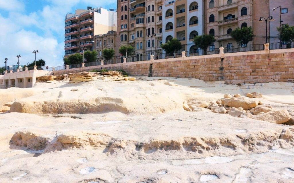 Plaża i budynki mieszkalne przy promenadzie w Sliemie
