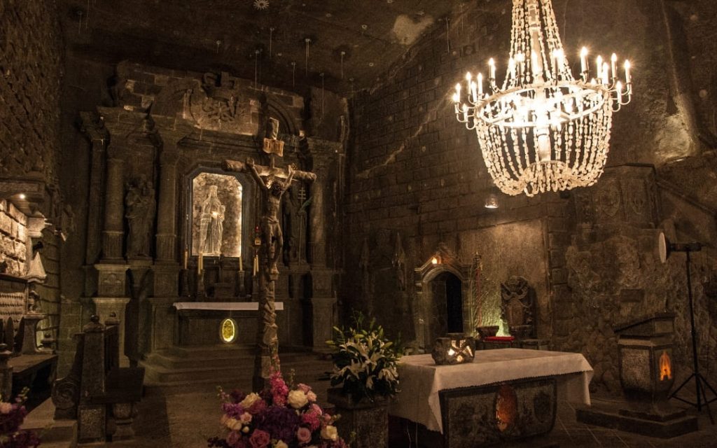 Podziemna Kaplica św. Kingi w Wieliczce z solnym ołtarzem i kryształowym żyrandolem