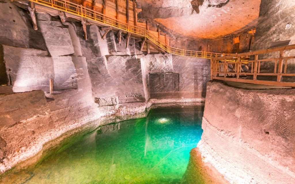 Podziemne szmaragdowe jezioro w Kopalni Soli Wieliczka z drewnianymi pomostami