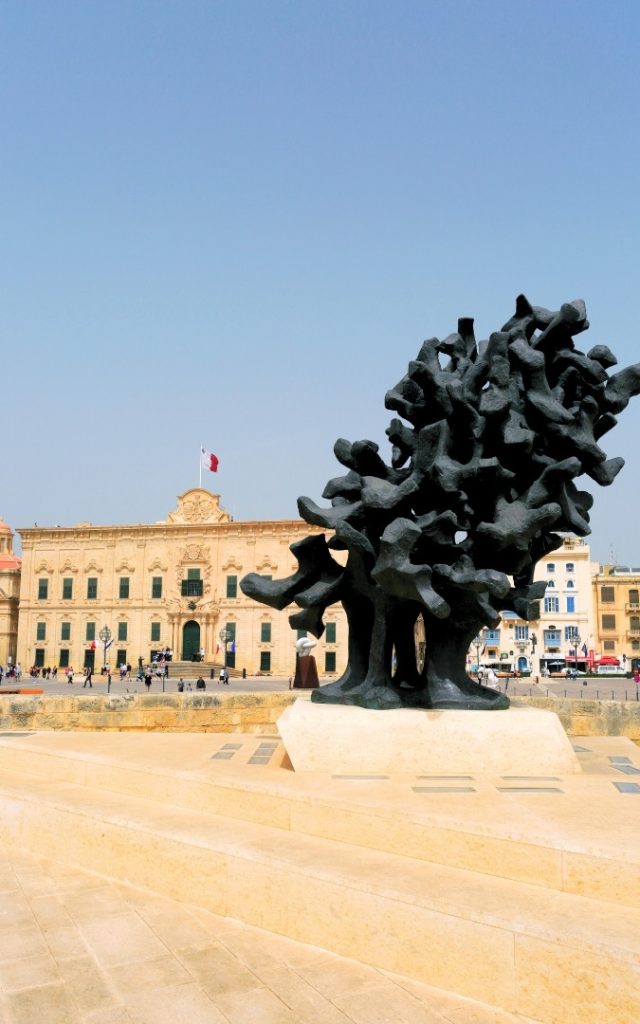 Pomnik w Valletcie przed Auberge de Castille