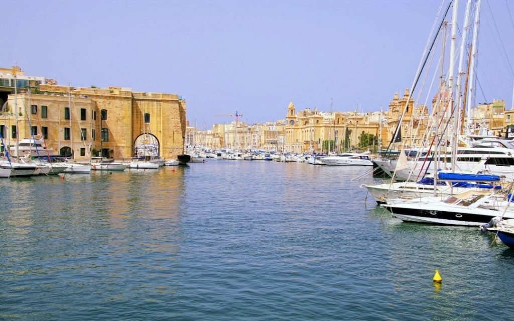 Port w Birgu z widokiem na maltańskie jachty i zabytkową architekturę w tle
