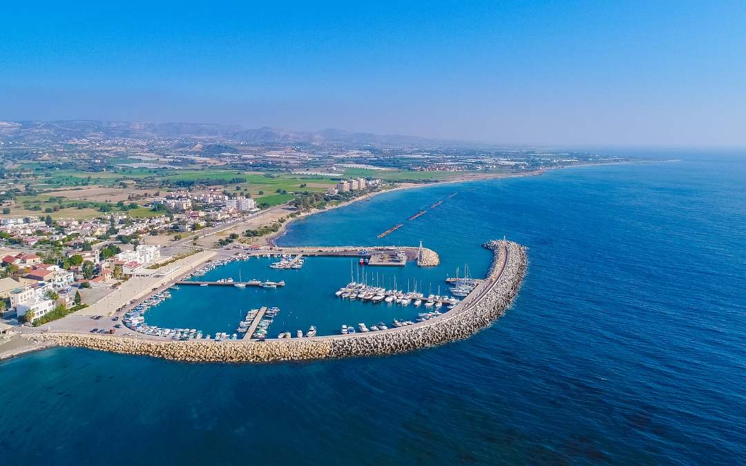 Port w Larnace z góry