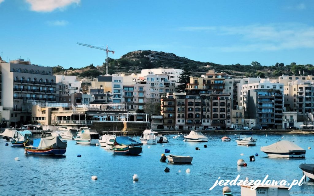 Promenada w Qawrze z portem i zacumowanymi łodziami