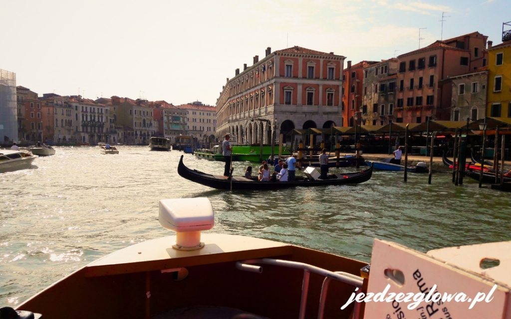 Rejs gondolą po Wielkim kanale w Wenecji w słoneczny dzień