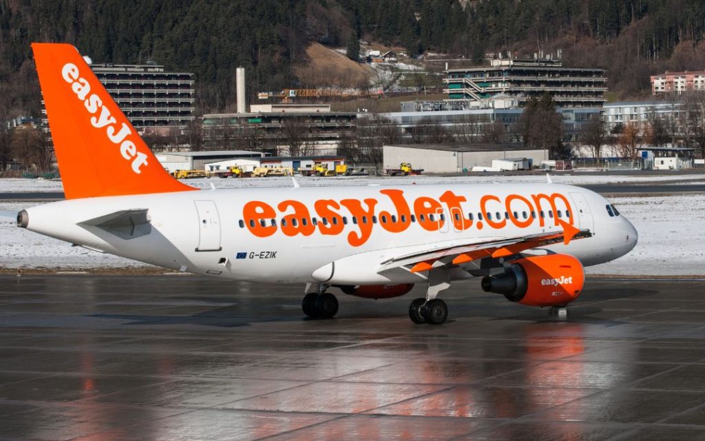 Samolot linii EasyJet na płycie lotniska