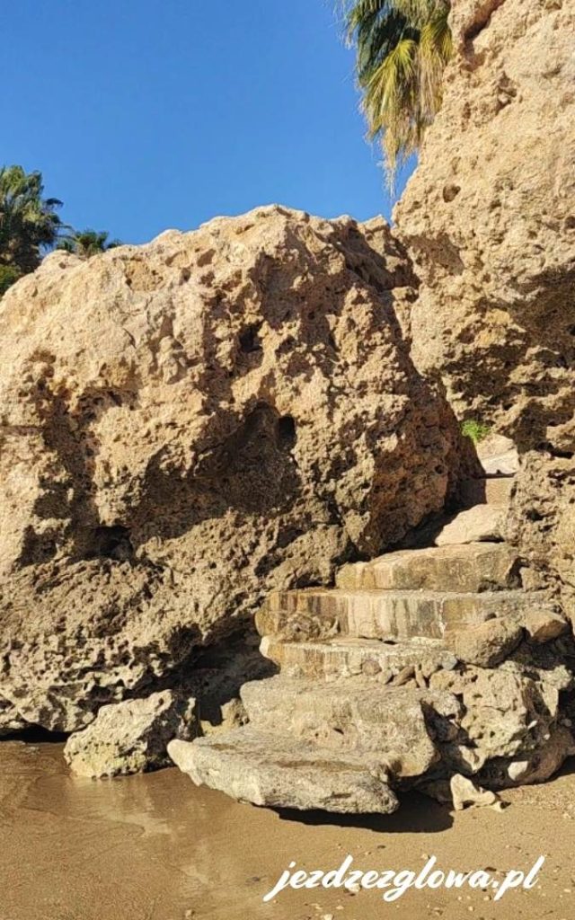 Schody wyżłobione w skale prowadzące w stronę plaży