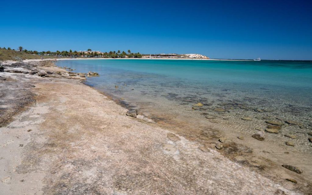 Spacer przy wodzie na Coral Bay