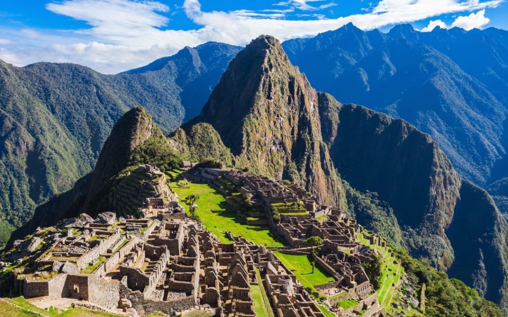 Starożytne miasto Inków Machu Picchu na górskim grzbiecie w Andach w słoneczny dzień