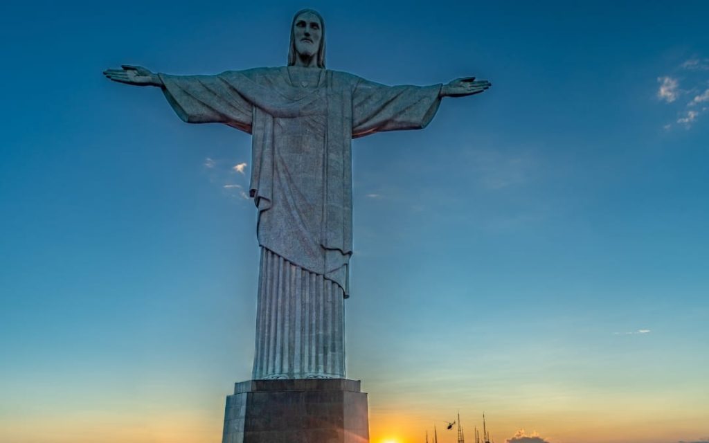 Statua Chrystusa Odkupiciela w Rio de Janeiro na tle zachodzącego słońca