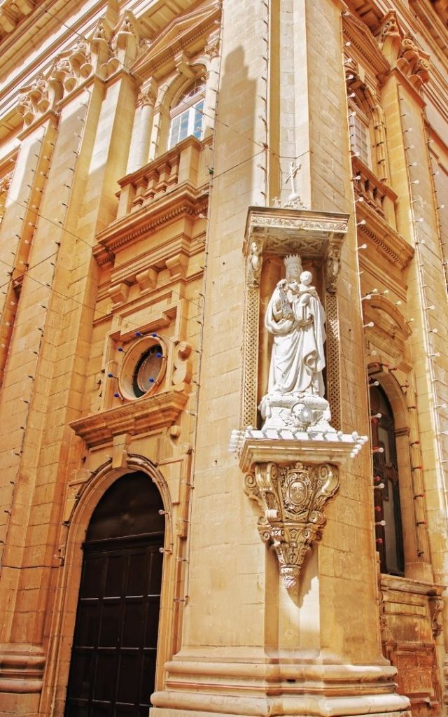 Statua Matki Bożej z Dzieciątkiem na fasadzie Bazyliki Matki Bożej z Góry Karmel w Valletcie