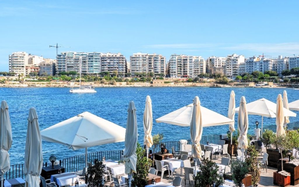 Stoliki restauracyjne z widokiem na zatokę w Sliemie