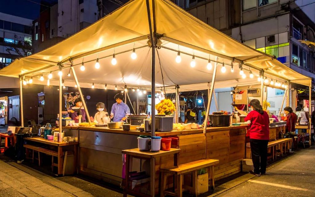 Street food w mieście z lokalnymi przysmakami