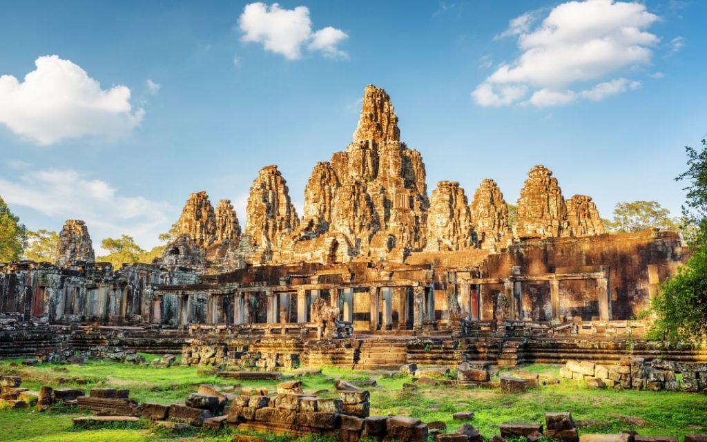 Świątynia Bayon w Angkor Thom w Kambodży z kamiennymi twarzami na wieżach w słońcu