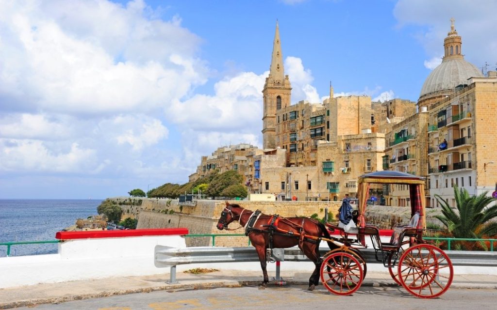 Tradycyjna karoca na tle miasta Valletta