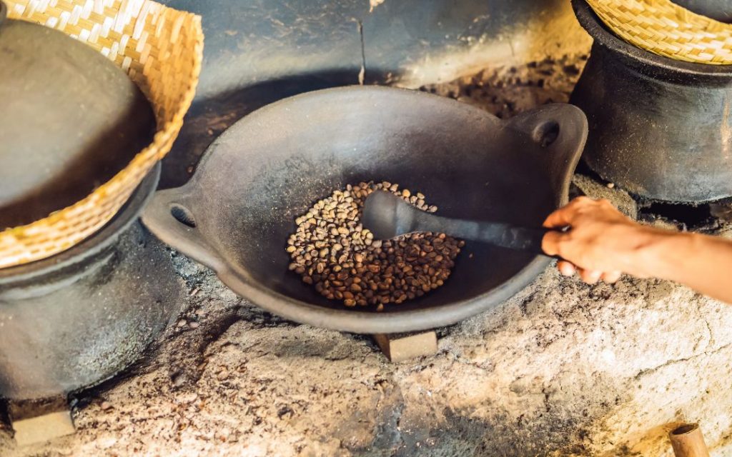Tradycyjne prażenie ziaren kawy Kopi Luwak