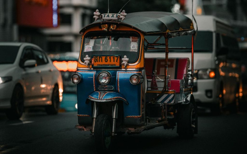 Tuk-tuk na ulicy, czyli popularny środek transportu w Azji