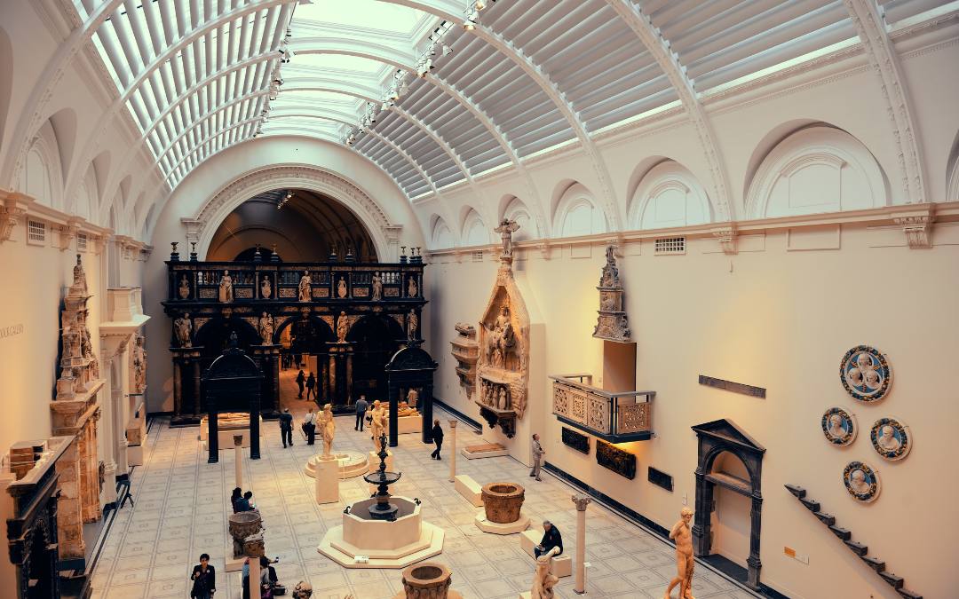 Turyści zwiedzający muzeum