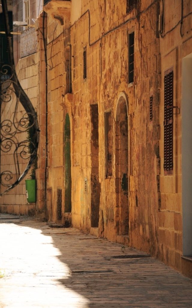 Wąska uliczka w Senglei, z kamiennymi budynkami o ciepłej barwie