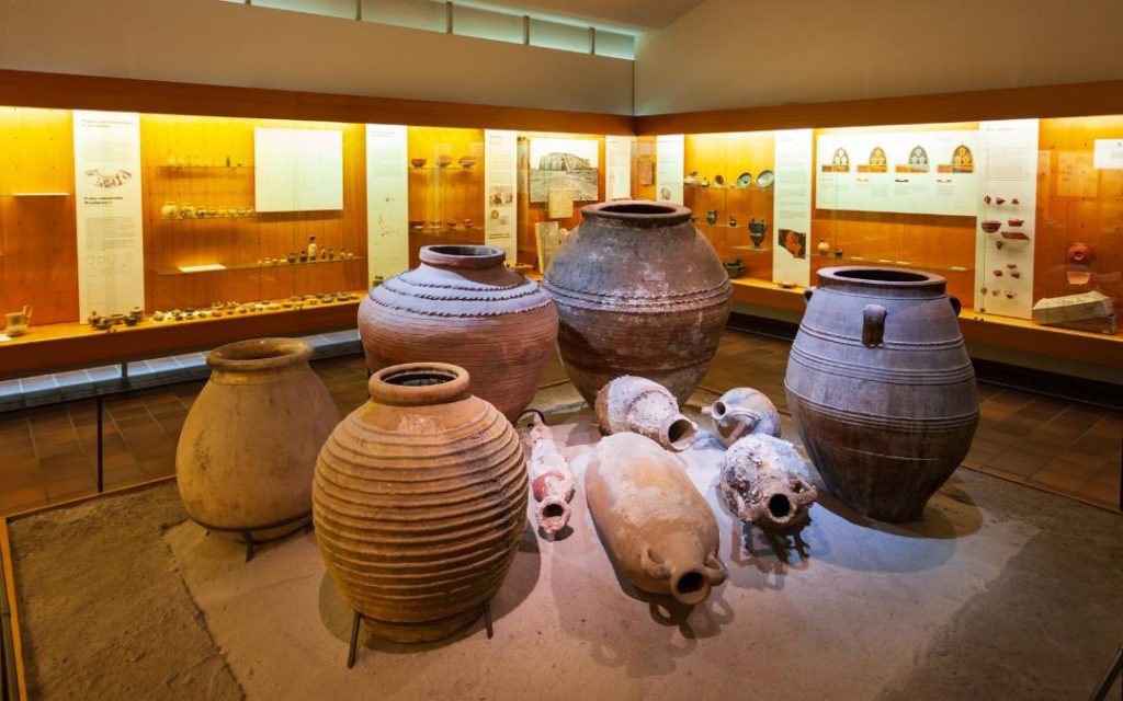 Wazy i duże przedmioty widoczne w muzeum