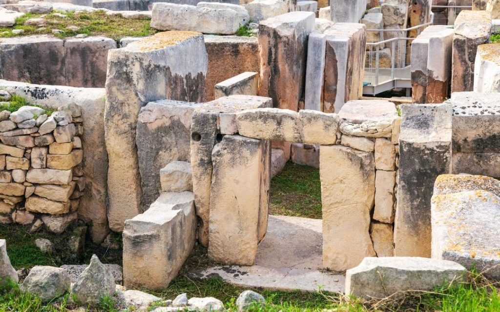 Wejście do megalitycznej świątyni na Malcie, widoczna struktura kamiennych bloków w Hagar Qim