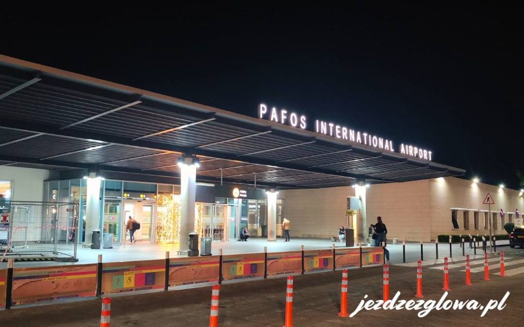 Widok na Pafos International Airport nocą