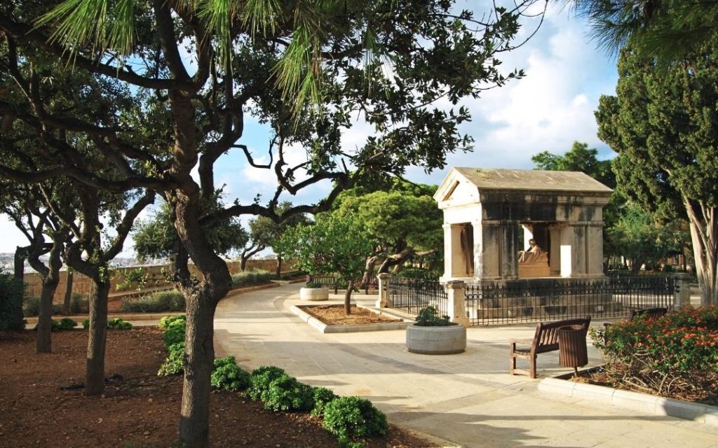 Widok na alejkę wewnątrz ogrodów Hastings