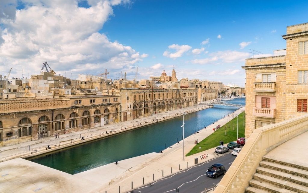 Widok na nabrzeże w Cospicua na Malcie z kanałem, zabytkowymi budynkami