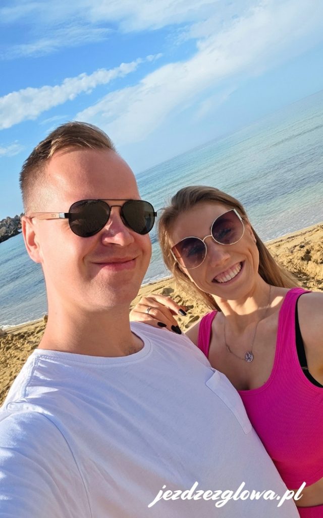 Widok na plażę Golden Bay na Malcie, z turkusowym morzem i piaszczystą plażą