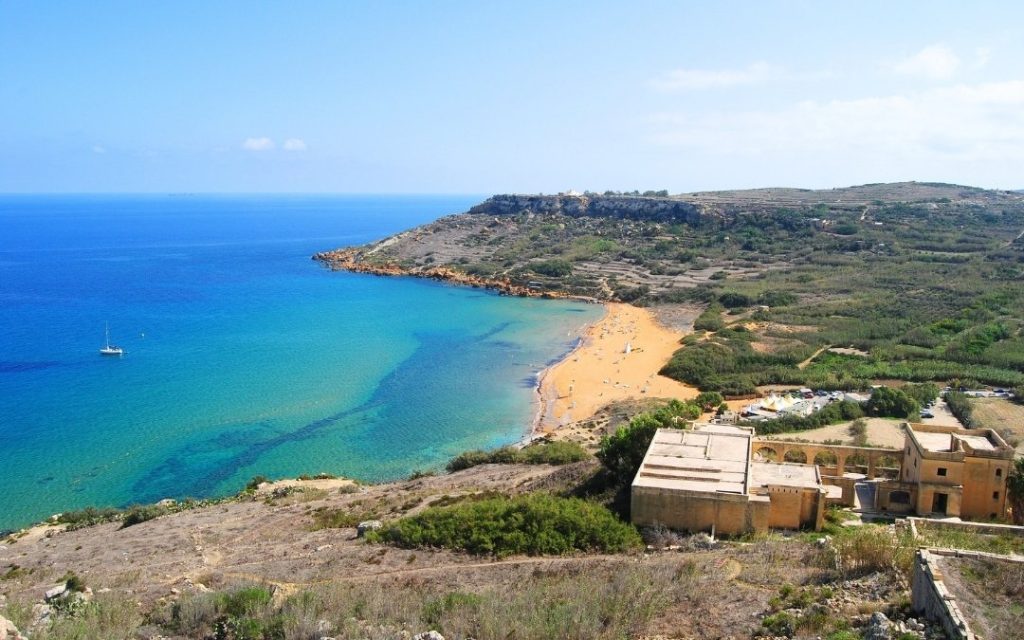 Widok na plażę Ramla Bay na Gozo, z krystalicznie czystą wodą i złocistym piaskiem
