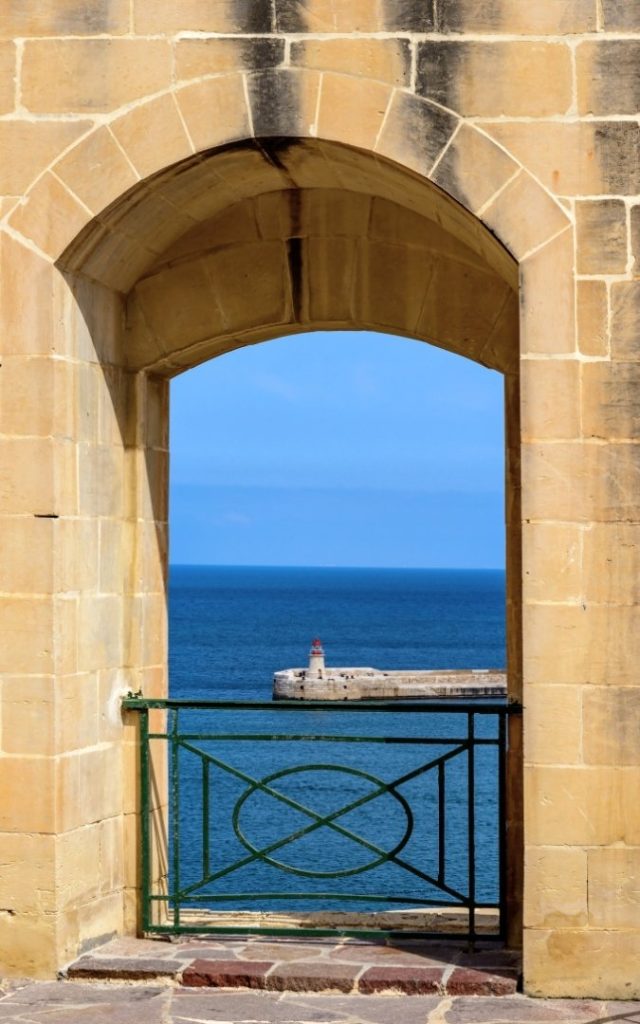 Widok z Dolnych Ogrodów Barrakka na morze i Fort Ricasoli w Valletcie, Malta