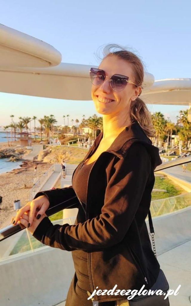Widok z tarasu na Pafos, z palmami w tle i morską bryzą