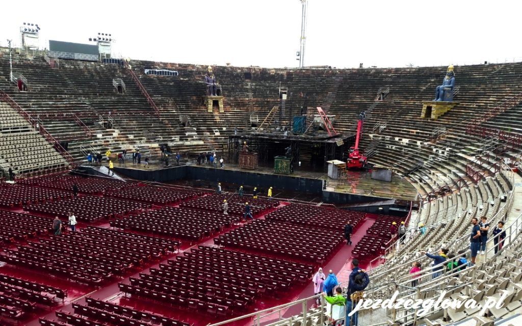 Widok z wnętrza starożytnego amfiteatru Arena w Weronie - kamienne trybuny i scena