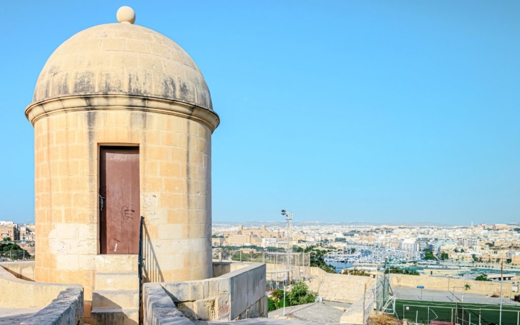 Wieża obserwacyjna w Ogrodach Hastings na Malcie, z widokiem na miasto