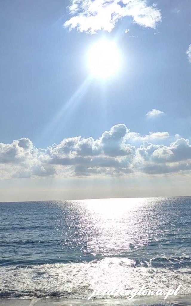 Woda odbijająca promienie słońca na plaży Coral Bay