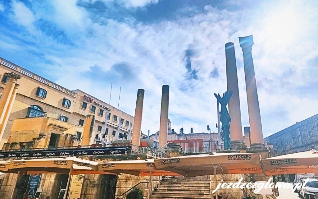 Wysokie kolumny ruin Opery Królewskiej w Valletcie