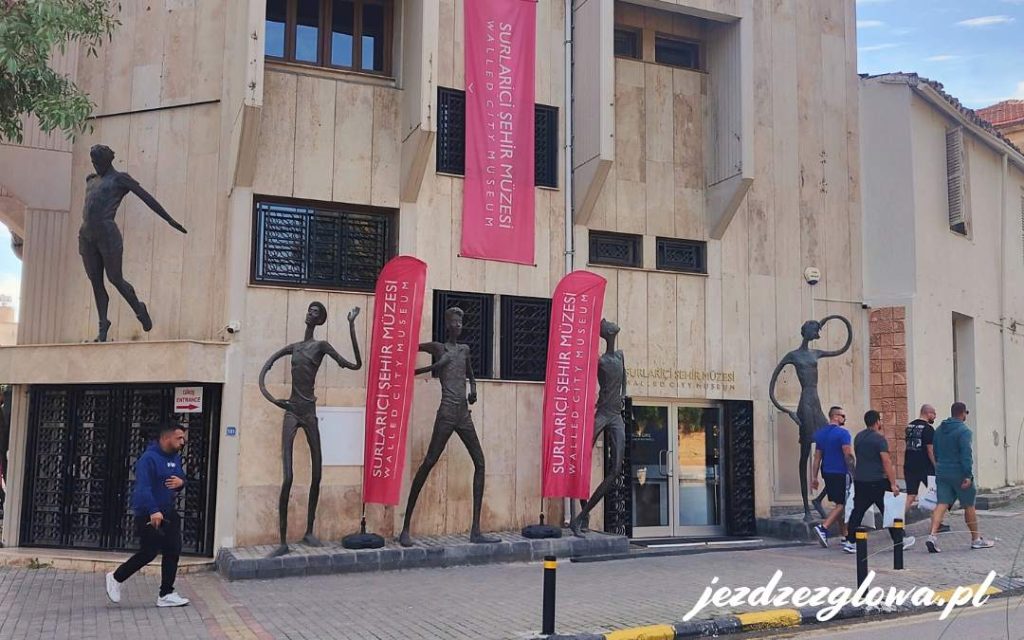 Wysokie rzeźby przedstawiające postacie ludzkie przed wejściem do muzeum