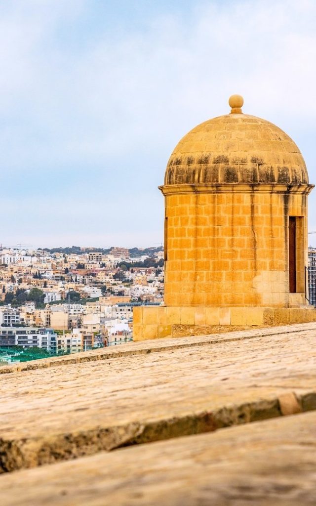 Zabytkowa kamienna wieża obserwacyjna (gardjola) w ogrodach Hastings Gardens w Valletcie