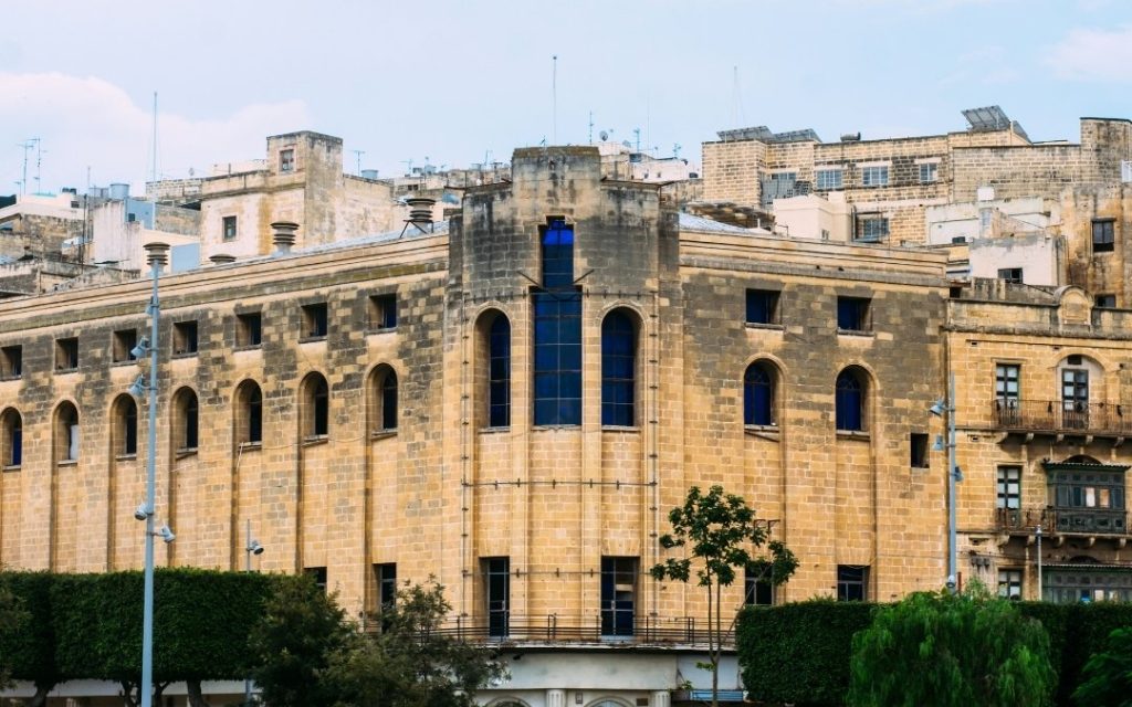 Zabytkowy budynek w Cospicua na Malcie, z charakterystycznymi oknami i architekturą w stylu neoklasycystycznym