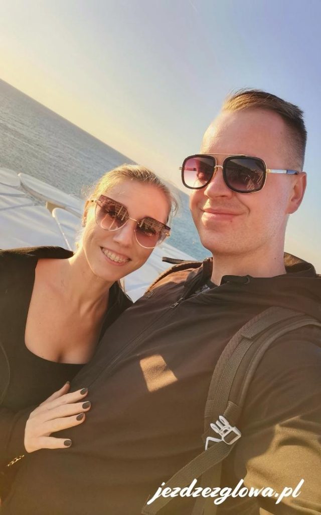 Zachód słońca nad spokojnym morzem