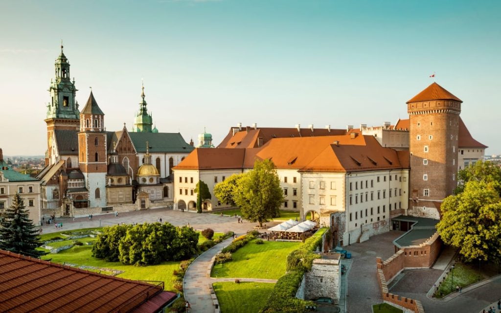 Zamek Królewski na Wawelu w Krakowie z katedrą i dziedzińcem w złotym świetle