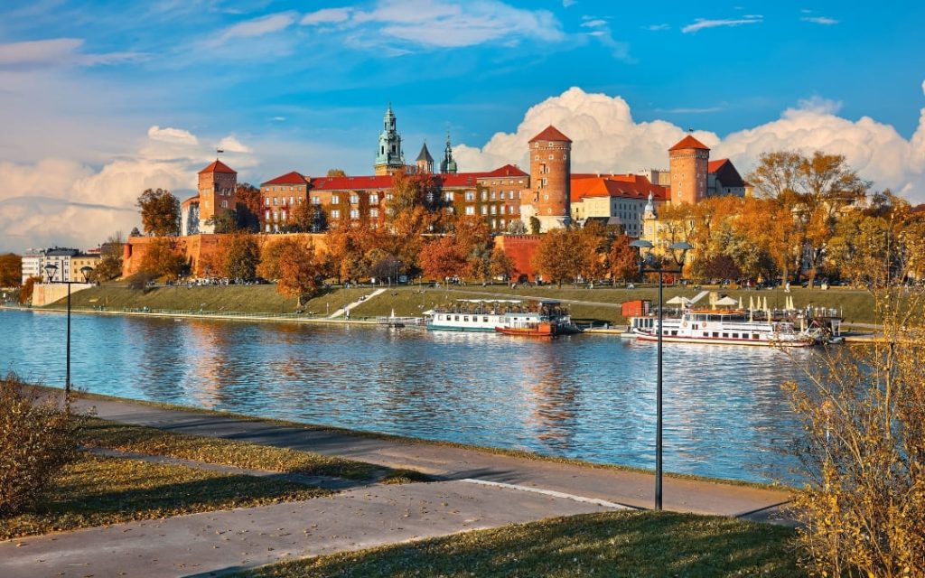 Zamek Królewski na Wawelu widziany z brzegu Wisły w jesiennych barwach