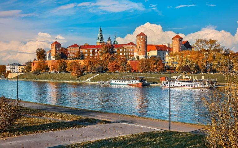 Zamek Królewski na Wawelu widziany z brzegu Wisły w jesiennych barwach